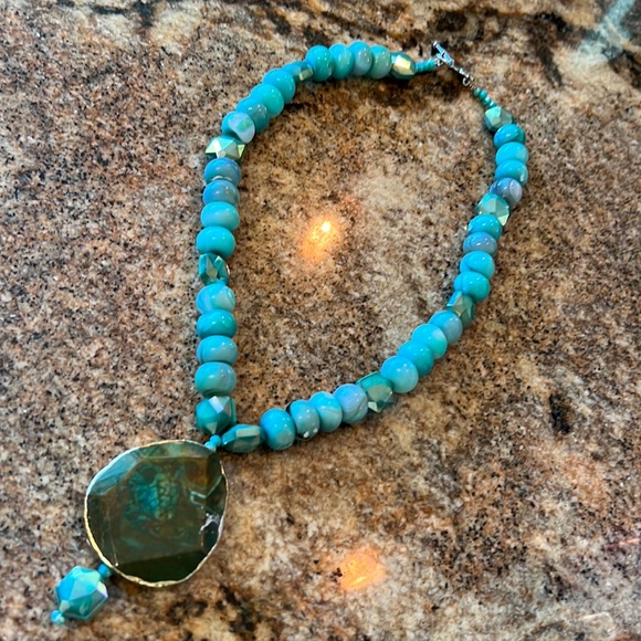Jewelry - Beautiful stone necklace in turquoise-green shades of agate.